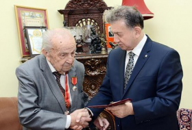 100 yaşlı Akademikə `Şərəf` ordeni verildi - Foto